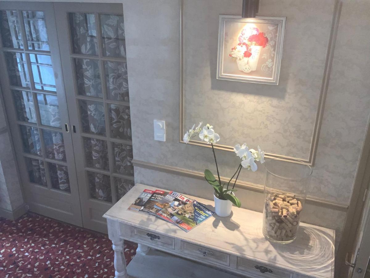ホテル Les 3 Rois By Yy Villers-Bocage  エクステリア 写真
